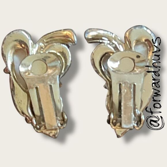 Vintage White Clip-On Earrings – Leaf Motif - Picture 3 of 6